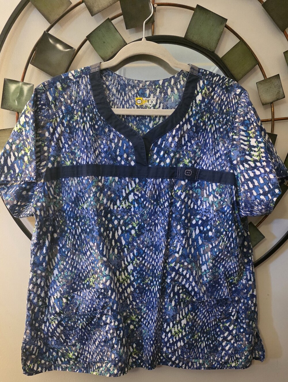 WonderFlex Print Scrub Top With Mock Wrap V Neck And 2 Front Pockets Size XL